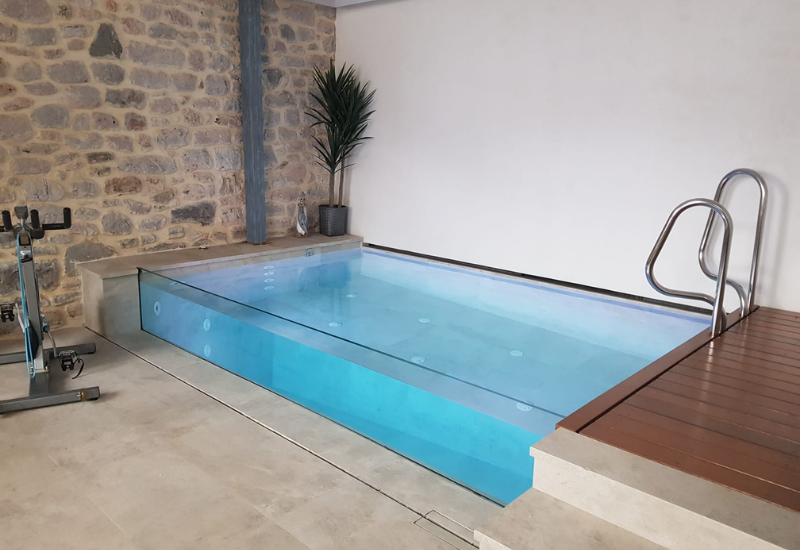 Defelma-piscina-interior-obra-transparente-escalera-llanes
