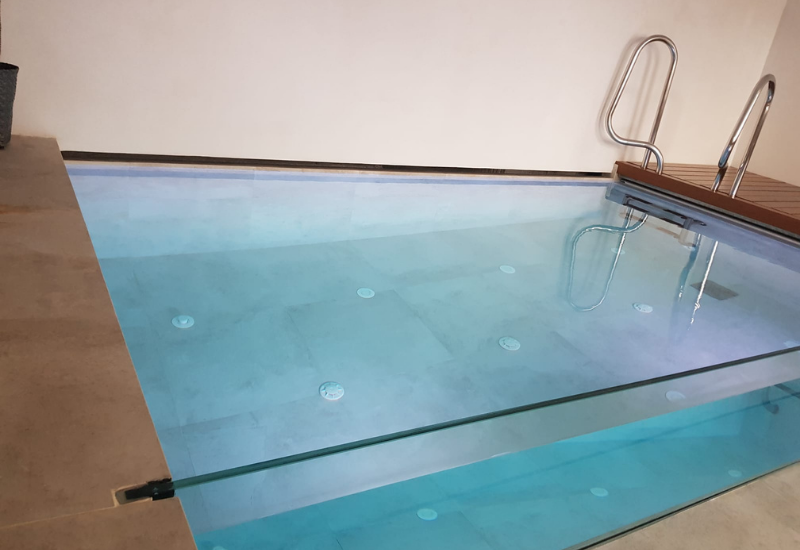 Defelma-piscina-interior-obra-transparente-iluminacion