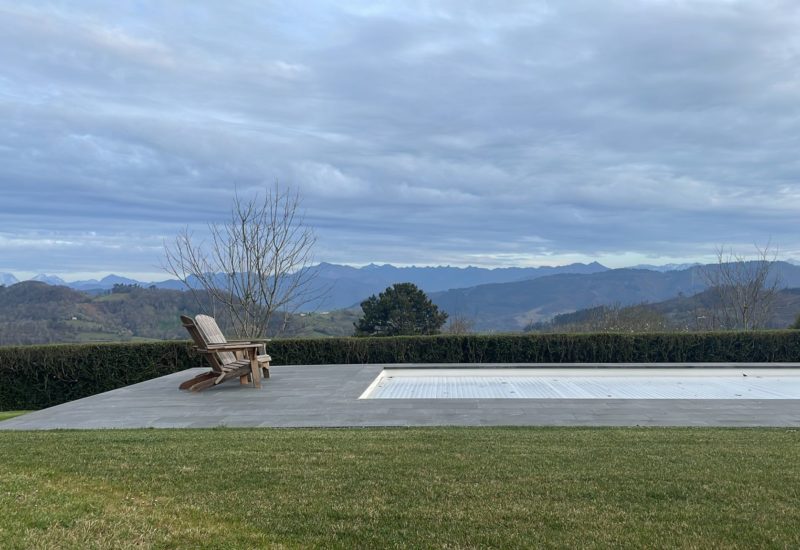 piscina-de-fibra-en-asturias-Defelma-persiana-paisaje