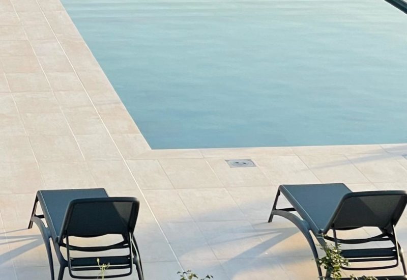 Defelma-piscina.obra-villaviciosa-climatizada-persiana-policarbonato-exterior-sillas