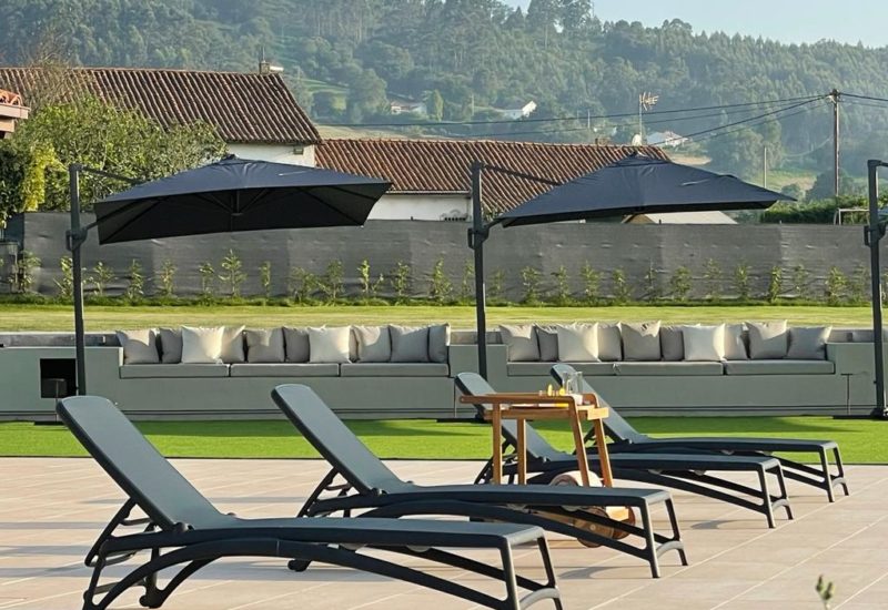 Defelma-piscina.obra-villaviciosa-climatizada-persiana-policarbonato-exterior-tumbonas
