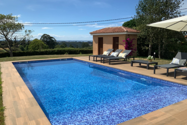 Defelma-piscina-villaviciosa-climatizada-exterior-vistas