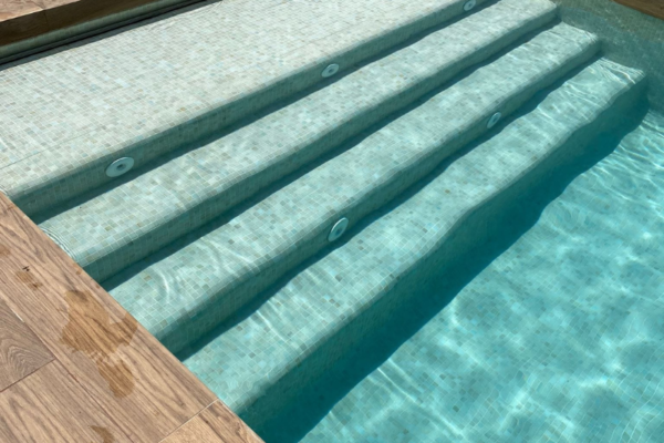 Defelma-piscinas-en-llanes-cubierta-enterrada-escalera