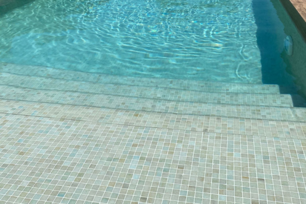 Defelma-piscinas-en-llanes-cubierta-enterrada-exterior-detalle-escalera