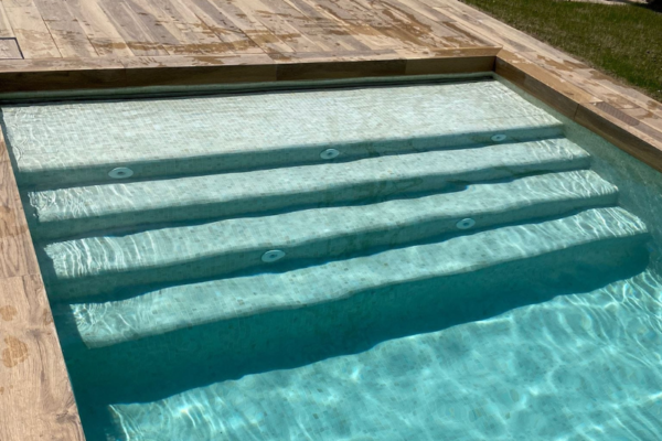 Defelma-piscinas-en-llanes-cubierta-enterrada-exterior-escalera-iluminacion