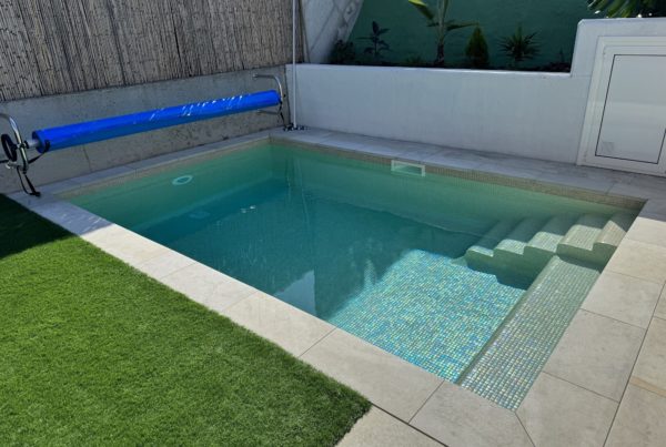 Defelma-piscinas-proyecto-piscina-en-adosado-cubierta-verano